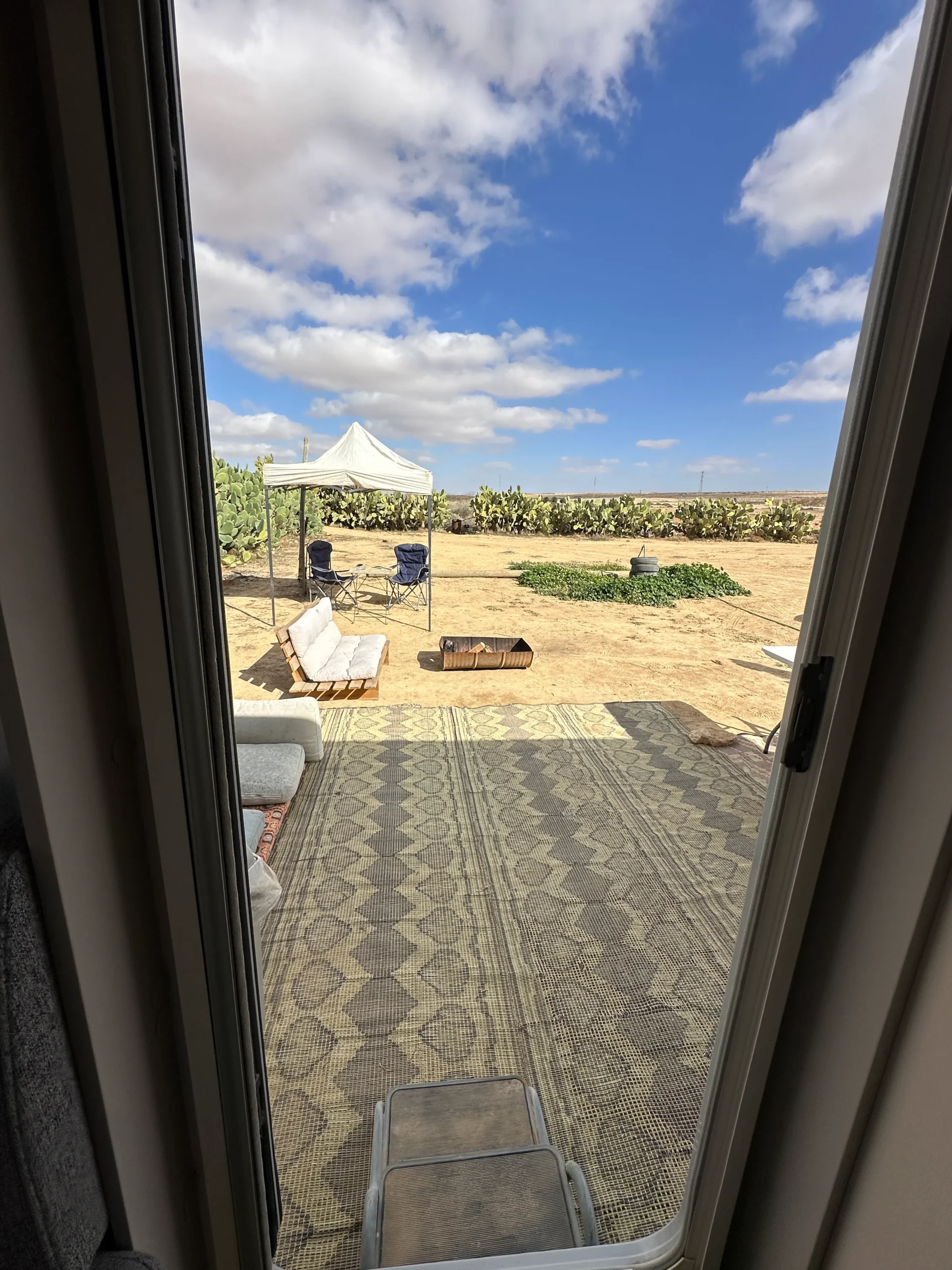 נוף מדברי כפי שנשקף מתוך קרוואן Adria 573PT – חוויה מושלמת בטבע