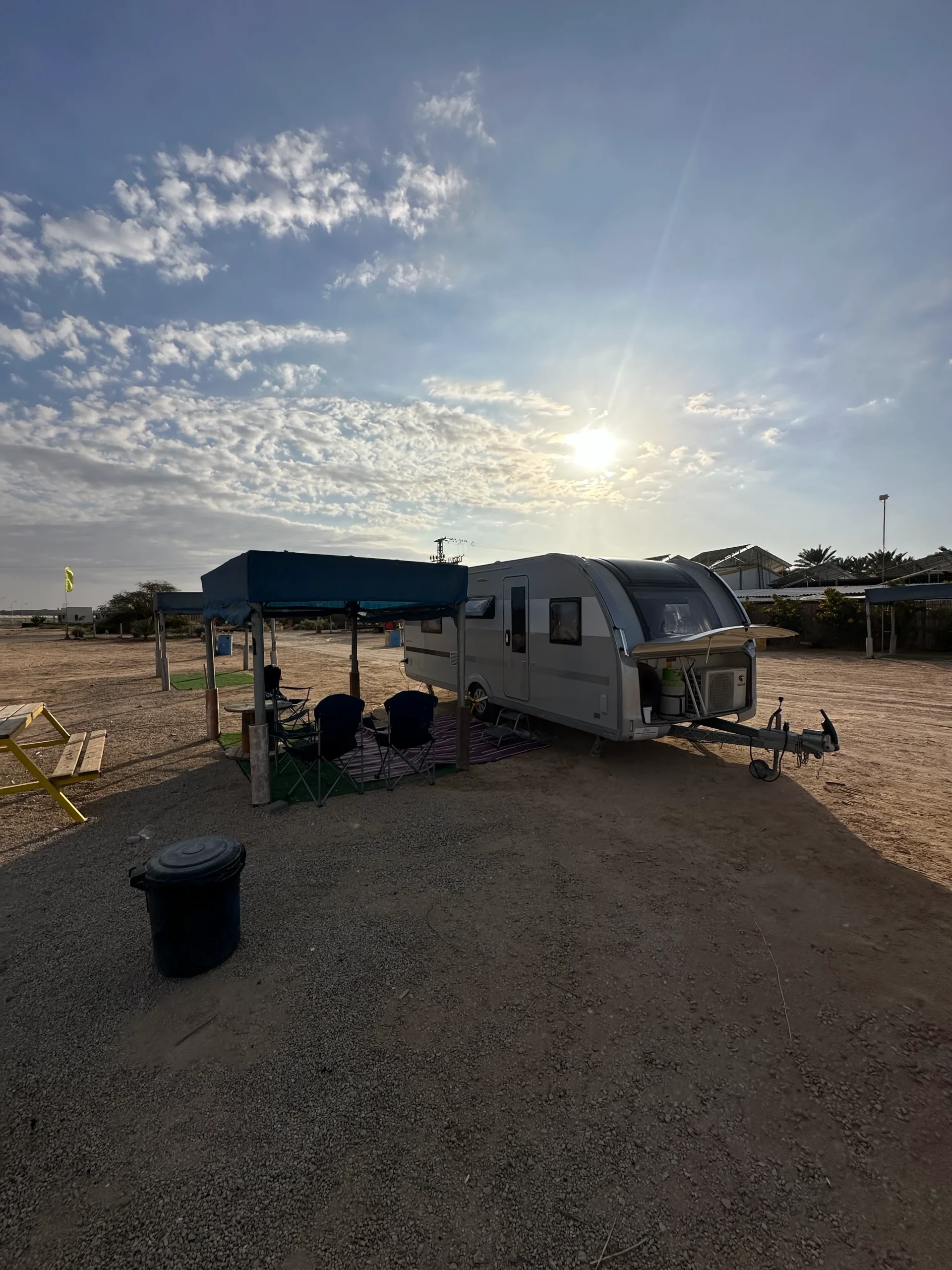 מבט חיצוני על קרוואן משפחתי יוקרתי Adria 573PT – מתאים לנופש, אירועים ושטח.