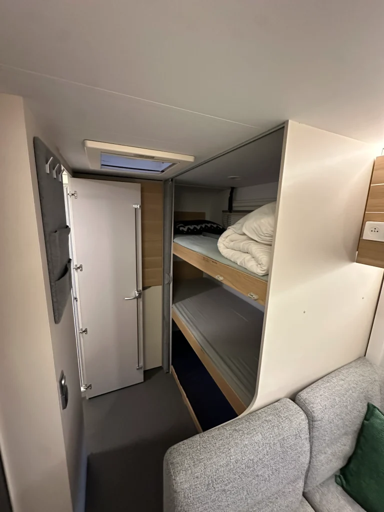 מיטות יחיד בקרוואן Adria 573PT – נוחות ומיקום חכם ללינת משפחות