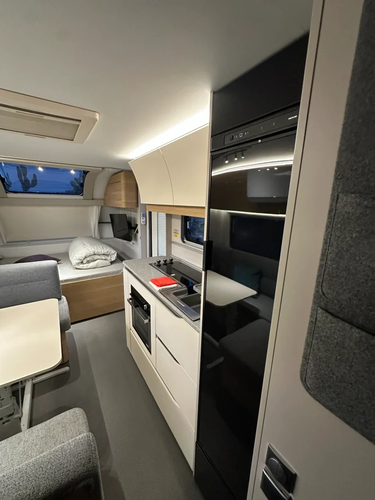 מטבח קרוואן Adria 573PT – כולל מקרר עם מקפיא, כיריים ושטחי אחסון