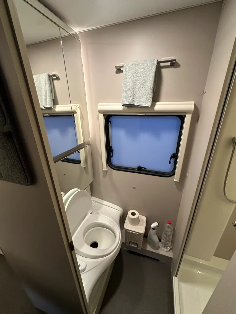 שירותים נוחים ומוארים בקרוואן Adria 573PT – עם פרטיות מלאה