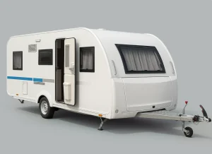 קרוואן משפחתי מדגם Adria Altea 552 – מתאים לעד 7 אנשים, כולל מיטות, מקלחת ומטבח.