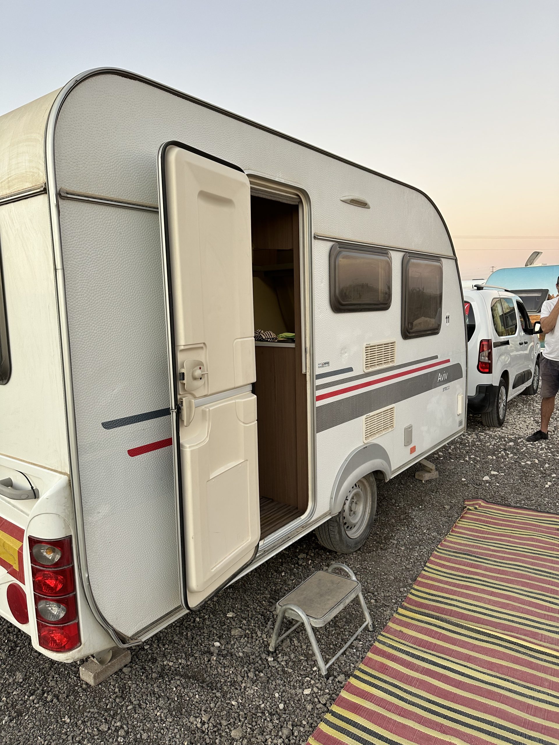 קרוואן קטן לגרירה עצמית חונה בטבע