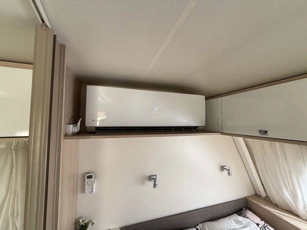 מזגן עילי איכותי בקרוואן Adria 563 – ממוקם מעל המיטה הזוגית לנוחות מרבית