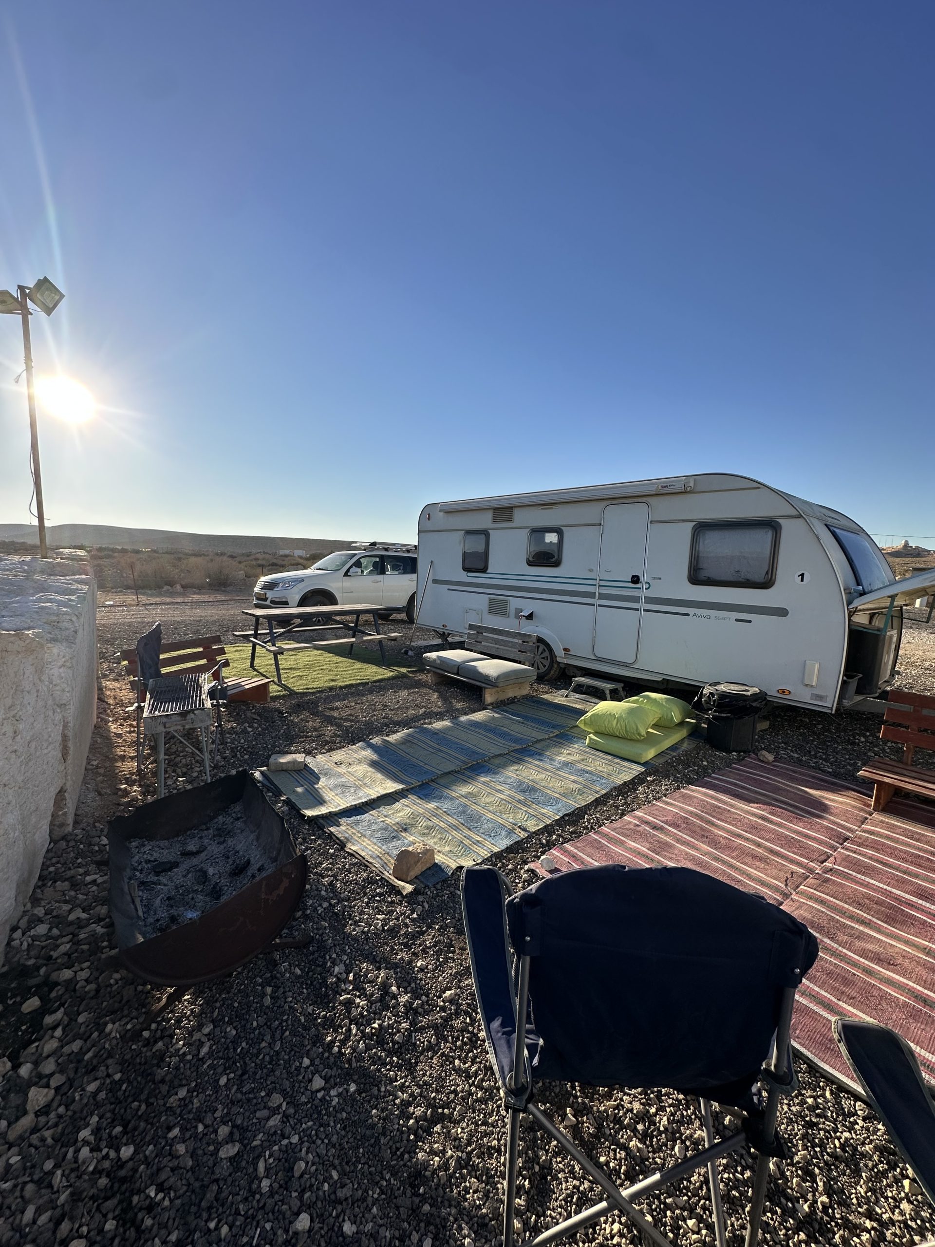 הקרוואן Adria 563 בשטח מדברי ליד מצפה רמון – שילוב מושלם של טבע ונוחות