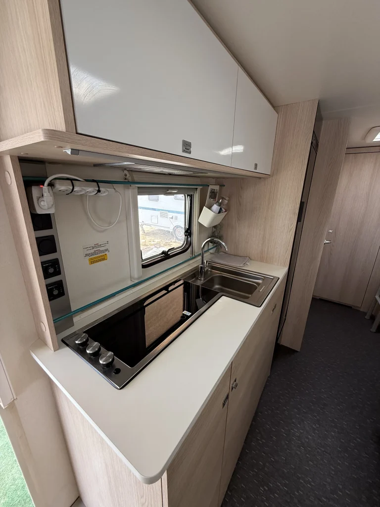 מטבח בקרוואן Adria 563 – כיריים, כיור, מיקרוגל ושטח אחסון