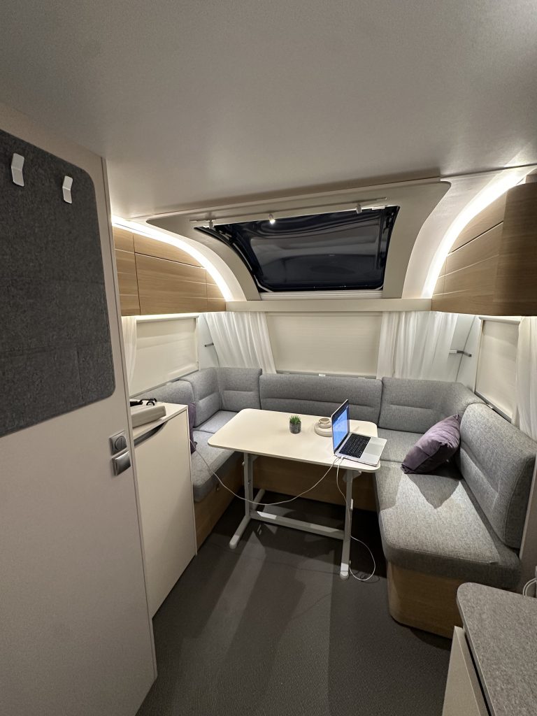 סלון הקרוואן בלילה – Adria 593UP