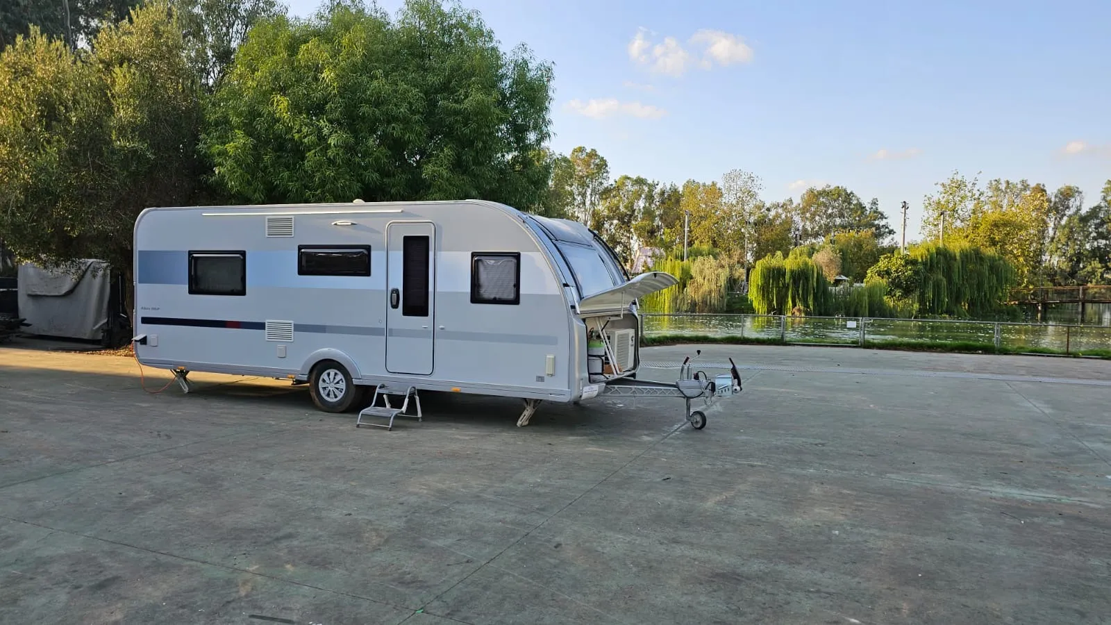 קרוואן חתן כלה בגן אירועים – Adria 593UP