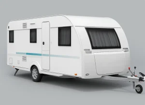קרוואן משפחתי מרווח להשכרה דגם Adria 563 מתאים ל־6 אנשים, כולל מקלחת, מטבח ופינת ישיבה – מושלם לחופשות ואירועים
