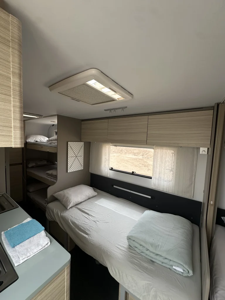סלון הקרוואן נפתח למיטה נוספת – Adria Altea 552